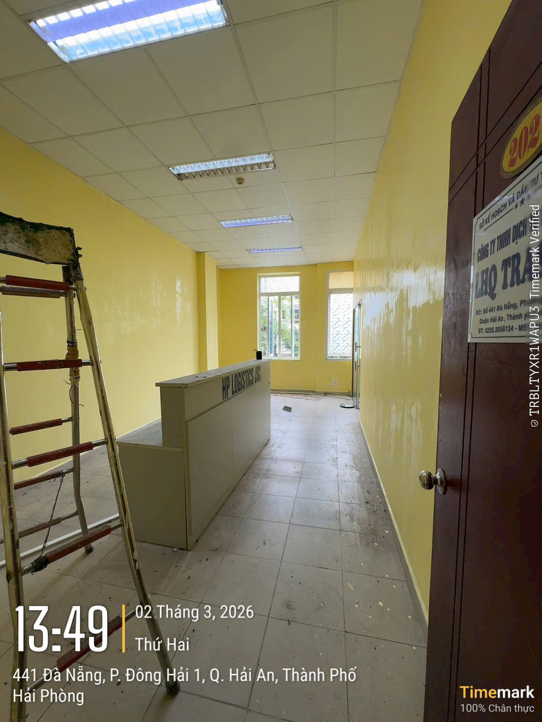 Thợ sơn đang chuẩn bị bề mặt tường để sơn