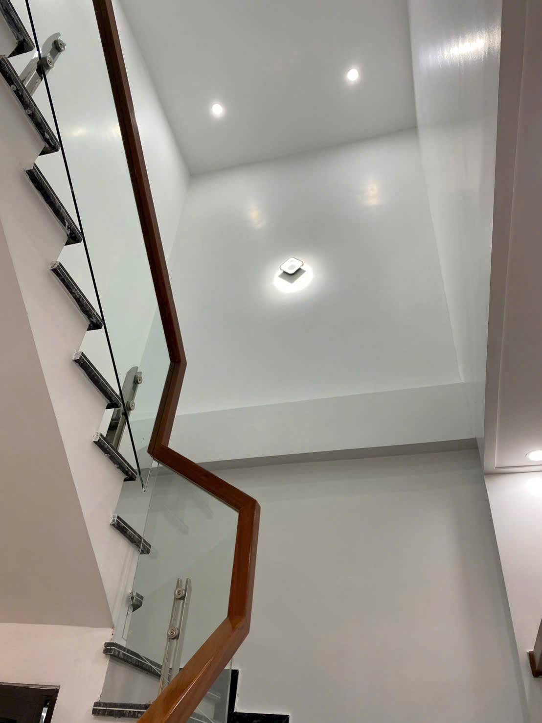 Hình ảnh trước và sau khi sơn lại nhà