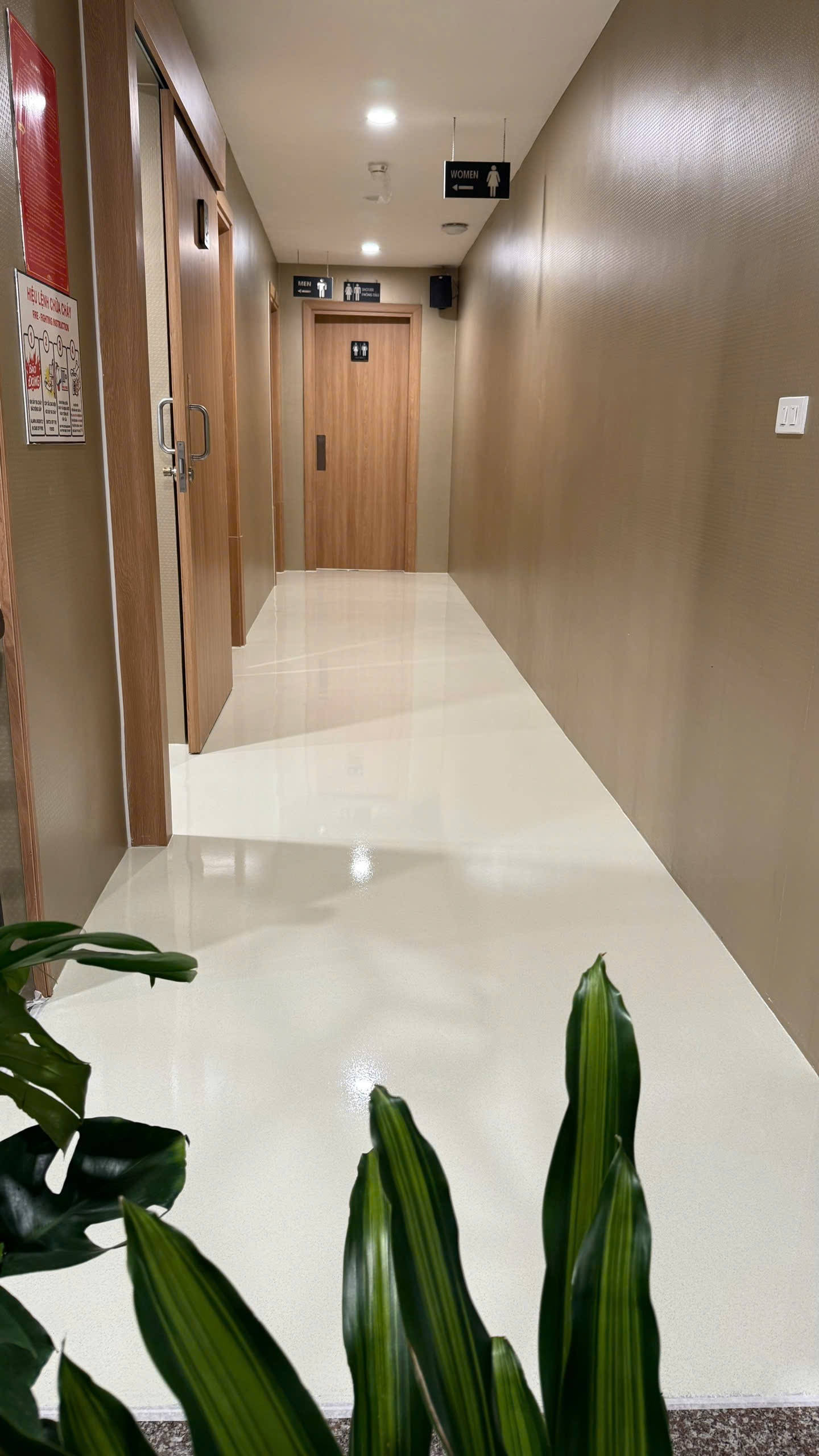 Thi công sơn Epoxy nền gạch nhà tắm – Giải pháp chống thấm, chống trơn hiệu quả
