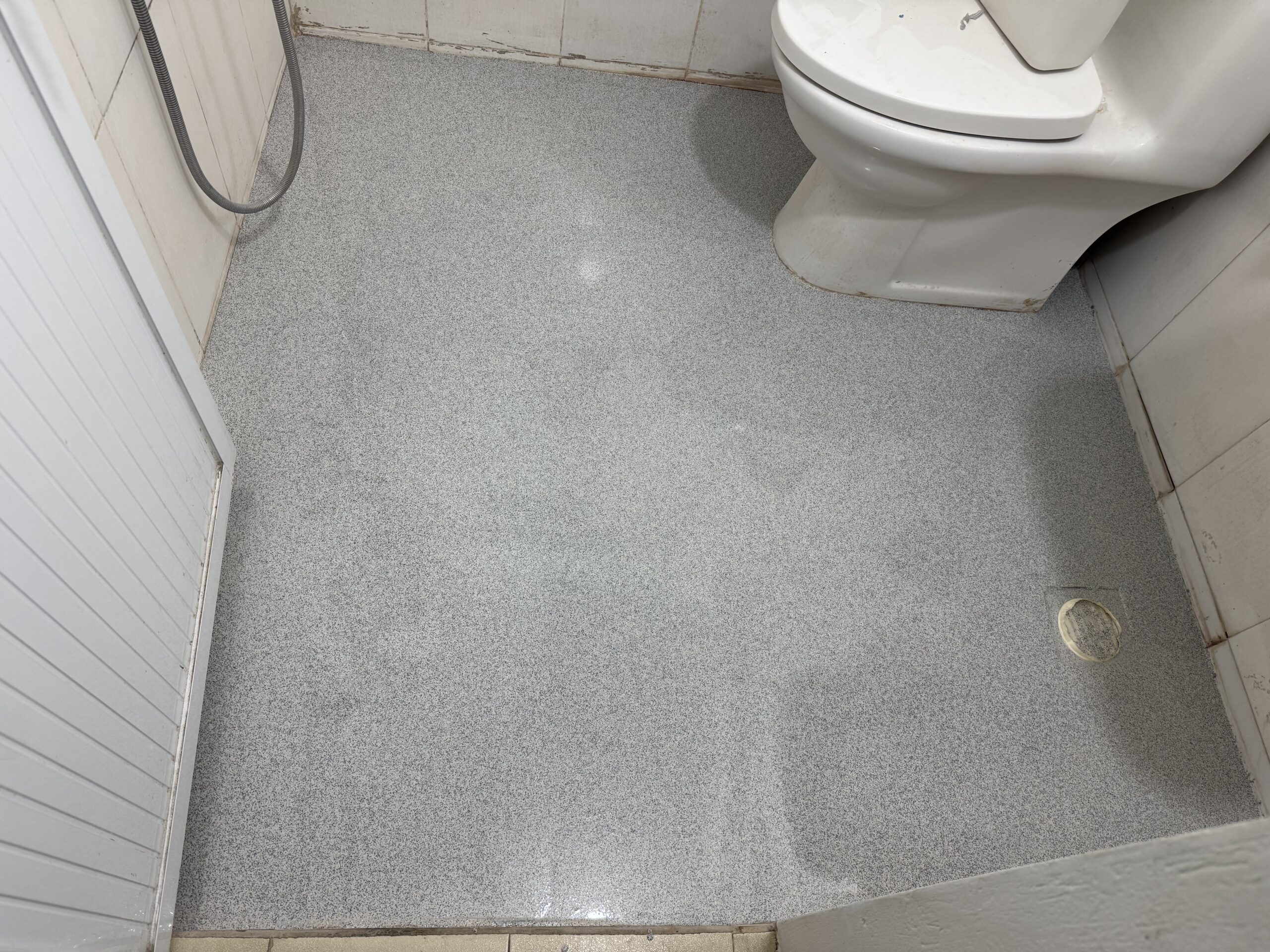 So Sánh Sàn Epoxy Và Gạch Men – Nên Chọn Gì Cho Nhà Tắm?