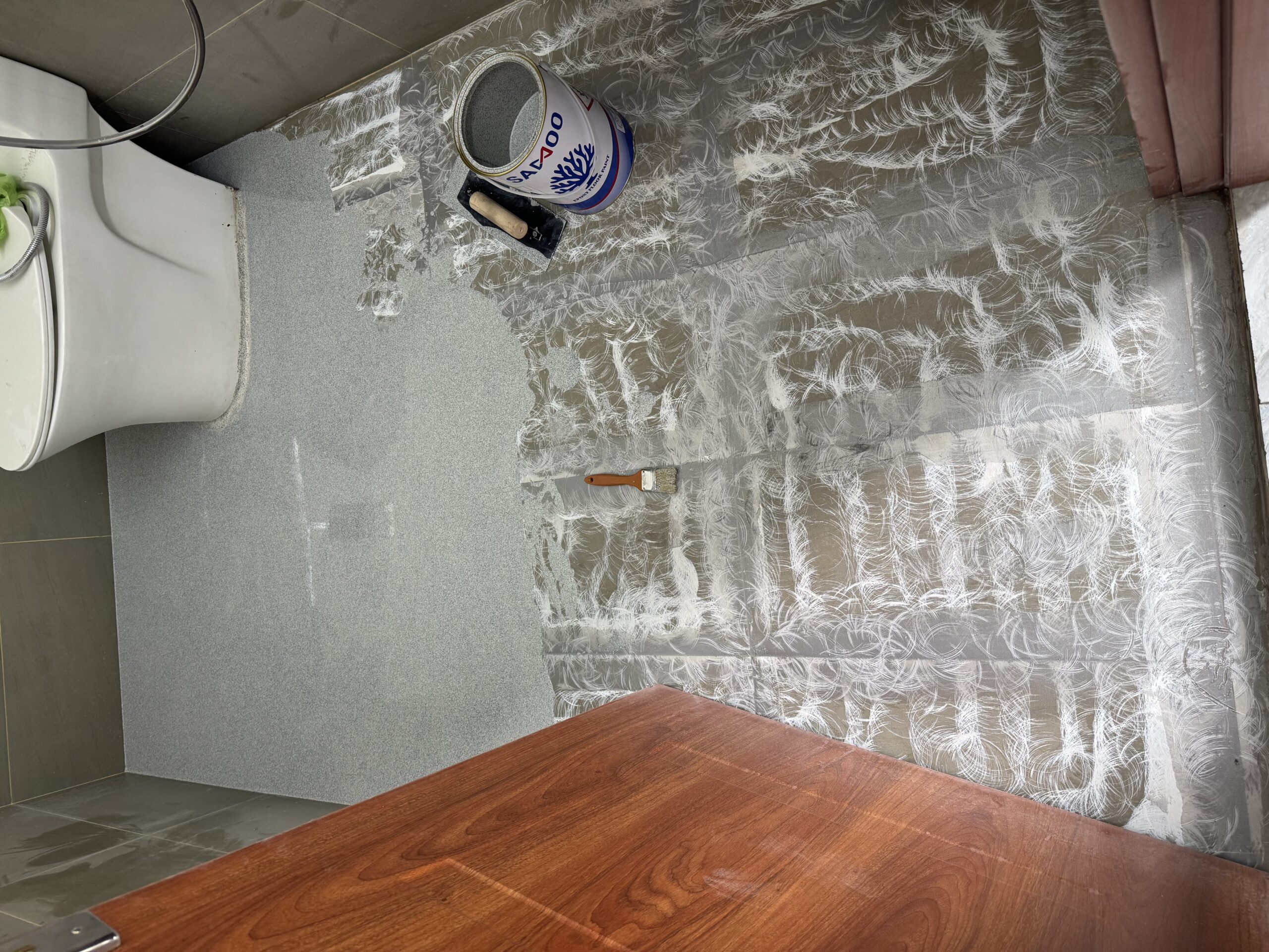 Hướng dẫn toàn diện thi công và chọn mua sơn Epoxy tự san phẳng cho sàn nhà tắm – Từ A đến Z