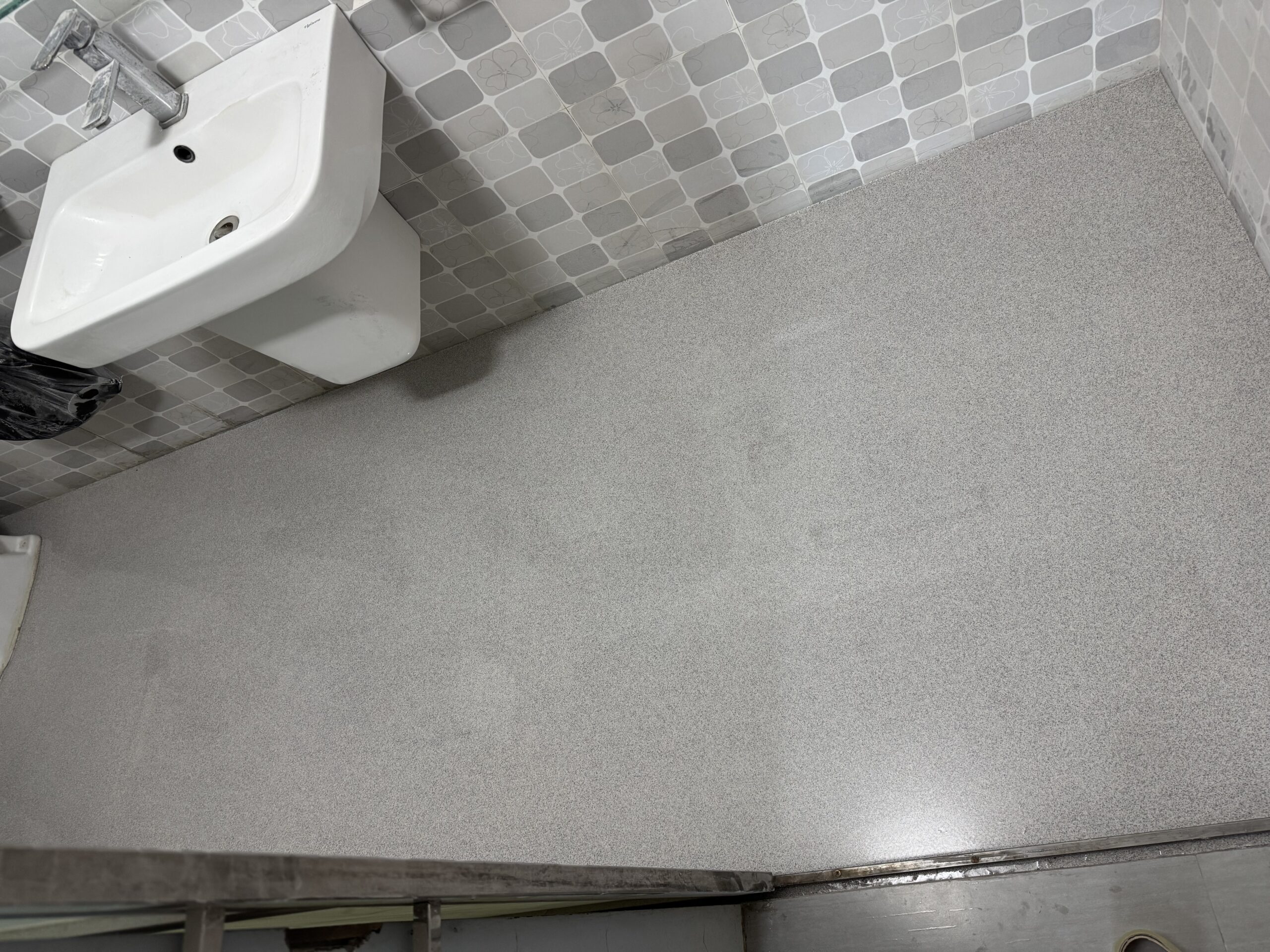 Thi Công Epoxy Cát Tự San Nhà Vệ Sinh Trên Nền Gạch Cũ Không Cần Đục Phá – Giải Pháp Cải Tạo Tiết Kiệm Và Hiện Đại